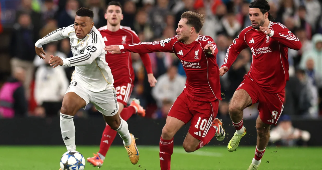 Soccer Football - UEFA Champions League - Liverpool v Real Madrid - Anfield, Liverpool, Britain - November 4, 2025 Real Madrid's Kylian Mbappe in action with Liverpool's Alexis Mac Allister REUTERS/Phil Noble/Foto: Phil Noble
