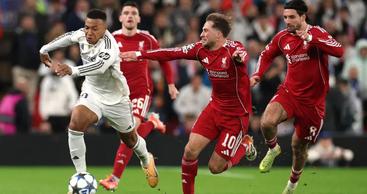 Soccer Football - UEFA Champions League - Liverpool v Real Madrid - Anfield, Liverpool, Britain - November 4, 2025 Real Madrid's Kylian Mbappe in action with Liverpool's Alexis Mac Allister REUTERS/Phil Noble/Foto: Phil Noble