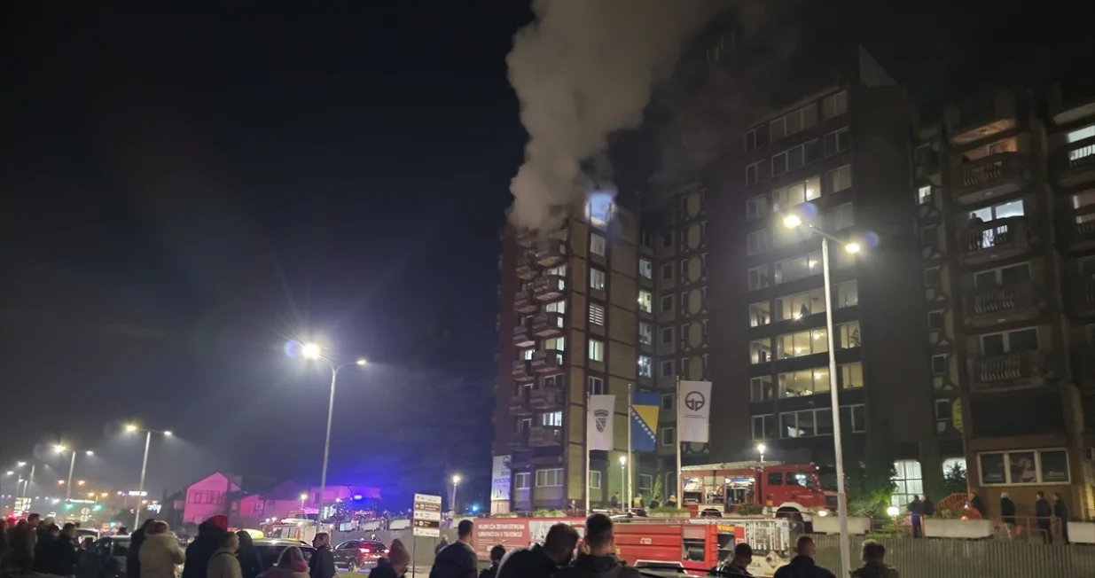 Požar, Tuzla, Dom penzionera, vatrogasci, vatra, policija, spašavanje ljudi/Anadolija