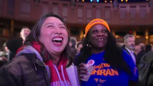 NEW YORK, SAD - 4. NOVEMBAR 2025.Novoizabrani gradonačelnik New Yorka Zohran Mamdani obećao je rano u srijedu ujutro da će ispuniti svoje glavno predizborno obećanje da će najveći američki grad učiniti pristupačnim za svoje stanovnike i time poslužiti kao nacionalni model za kolege demokrate u pobjedi nad predsjednikom Donaldom Trumpom na izborima.Mamdani je poželio svom glavnom rivalu, bivšem guverneru države New York Andrewu Cuomu da se vrati privatnom životu."Neka večeras bude posljednji put da izgovorim njegovo ime dok okrećemo stranicu politike koja napušta mnoge i odgovara samo nekolicini", rekao je nakon što je proglasio pobjedu na izborima za gradonačelnika u New Yorku. (Selçuk Acar - Anadolu Agency)/