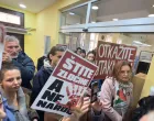 Sarajevo, BiH - 05. novembar 2025: Demonstranti su se okupili u zgradi Kantona Sarajevo kako bi protestovali protiv utakmice košarkaške Eurolige na kojoj će igrati izraelski Hapoel u Sarajevu 06. novembra. (Elman Omic - Anadolu Agency)/Foto: 