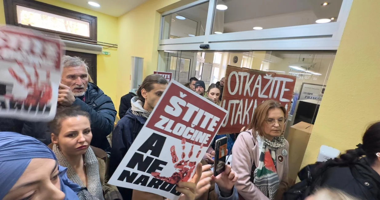 Sarajevo, BiH - 05. novembar 2025: Demonstranti su se okupili u zgradi Kantona Sarajevo kako bi protestovali protiv utakmice košarkaške Eurolige na kojoj će igrati izraelski Hapoel u Sarajevu 06. novembra. (Elman Omic - Anadolu Agency)/Foto: 