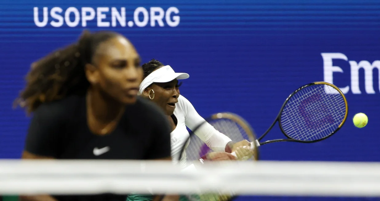 epa10153639 Serena Williams (L) of the USA and her sister Venus Williams (R) of the USA in action Lucie Hradecka of the Czech Republic and her teammate Linda Noskova of the Czech Republic during their first round women's doubles match during the US Open Tennis Championships at the USTA National Tennis Center in Flushing Meadows, New York, USA, 01 September 2022. The US Open runs from 29 August through 11 September. EPA/JASON SZENES/Foto: Jason Szenes