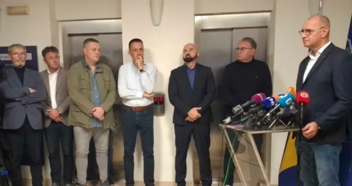 Čelnici Vlade FBiH, Zijad Lugavić gradonačelnik Tuzle, Tuzla, Dom penzionera, požar/Rtv Slon