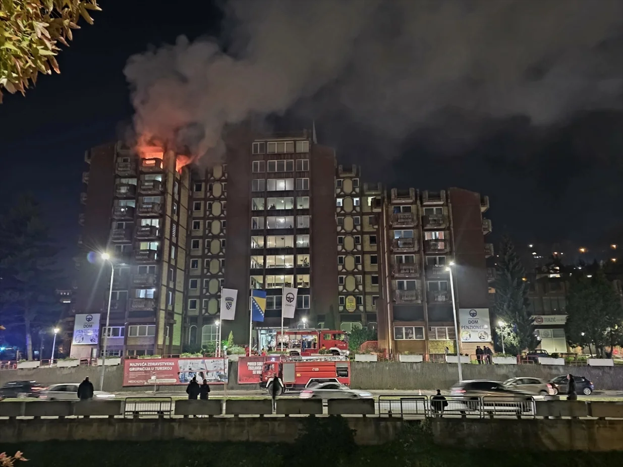 Požar, Tuzla, Dom penzionera, vatrogasci, vatra, policija, spašavanje ljudi/Anadolija