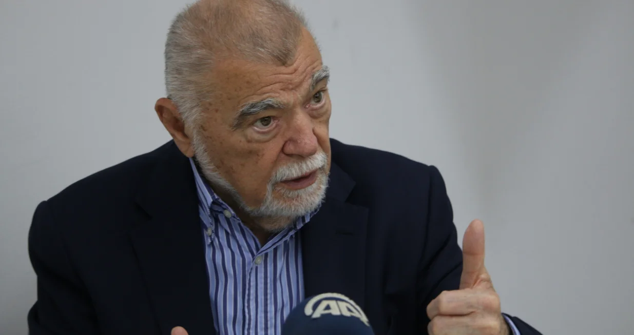 Posljednji predsjednik Predsjedništva SFR Jugoslavije (SFRJ) i bivši predsjednik i premijer Hrvatske Stjepan "Stipe" Mesić poručio je u intervjuu za Anadolu Agency (AA) kako ima onih koji nisu zadovoljni rezultatima rata koji se vodio u bivšoj Jugoslaviji, koji bi opet htjeli mijenjati granice, ali kako je nemoguće da se rat u Ukrajini prelije na Balkan.Mesić je u razgovoru s novinarima AA govorio o ratu u Ukrajini i njegovim regionalnim i globalnim posljedicama, odnosu Europske unije (EU) prema zemljama Balkana, kao i otvorenim pitanjima među državama u regiji. (Erkin Keçi - Anadolu Agency)/�