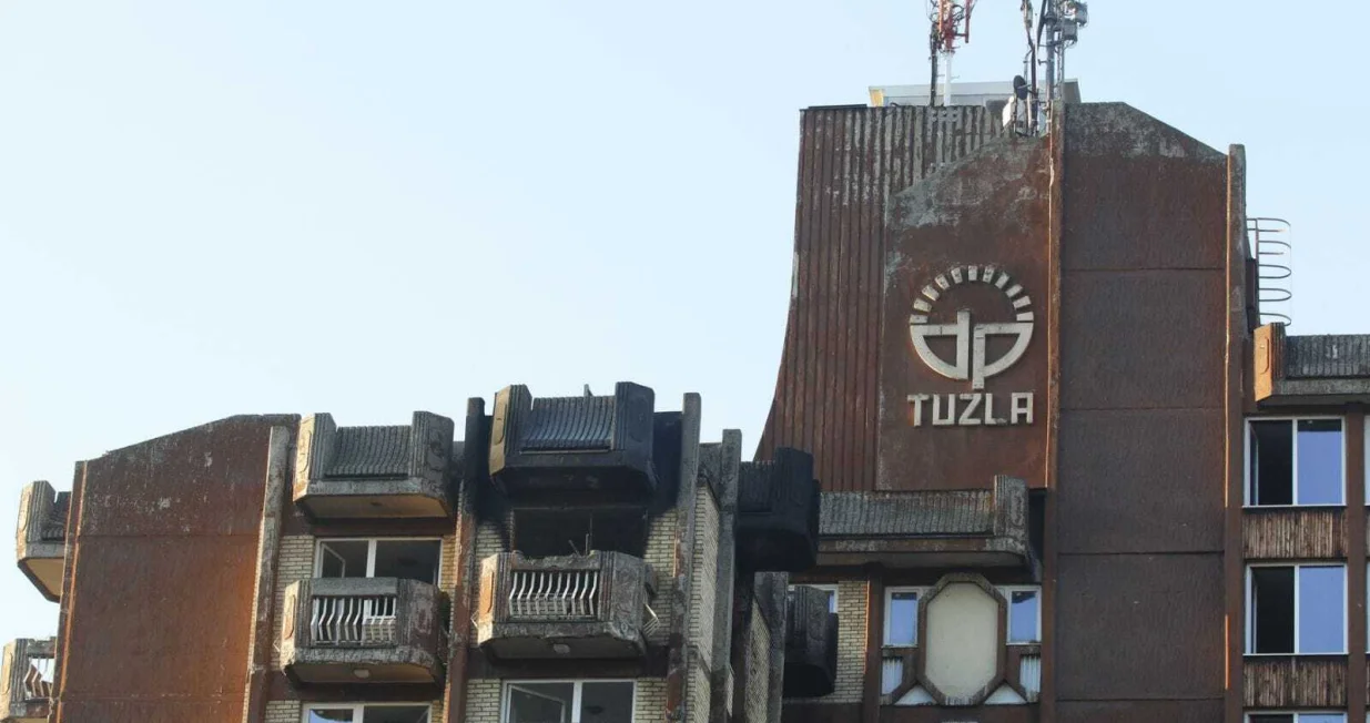 Tuzla, BiH, 5. novembar 2025: Najmanje 11 osoba je poginulo, a viЕЎe od 20 povrijeД'eno u velikom poЕѕaru koji je sinoД‡ oko 20.45 sati izbio na sedmom spratu Doma penzionera u Tuzli (Ahmet Besic - Anadolu Agency)/