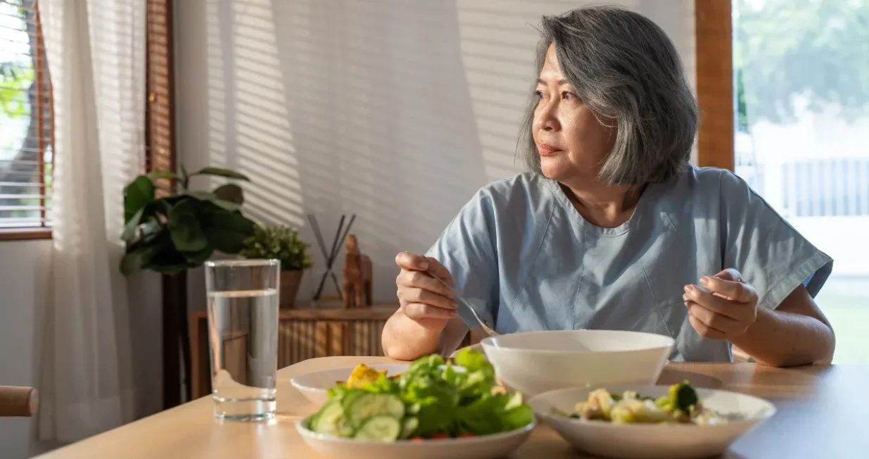 starija žena, žene, hrana, jedenje, obrok, ručak/