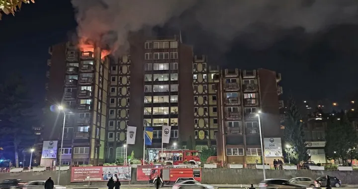 Tuzla, dom penzionera, požar, izvlačenje korisnika, vatrogasci, hitna/