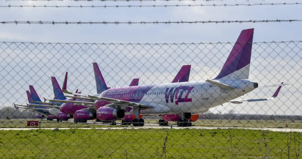 epa08313866 Nine passenger planes of the Hungarian low-cost airline WizzAir are parked at the Debrecen airport, Hungary, 22 March 2020, as the airline cut back on service due to the coronavirus COVID-19 pandemic. EPA/Zsolt Czegledi HUNGARY OUTHUNGARY OUT/Zsolt Czegledi