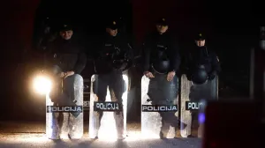 Veliki broj policijskih službenika ispred Zetre/Foto: 