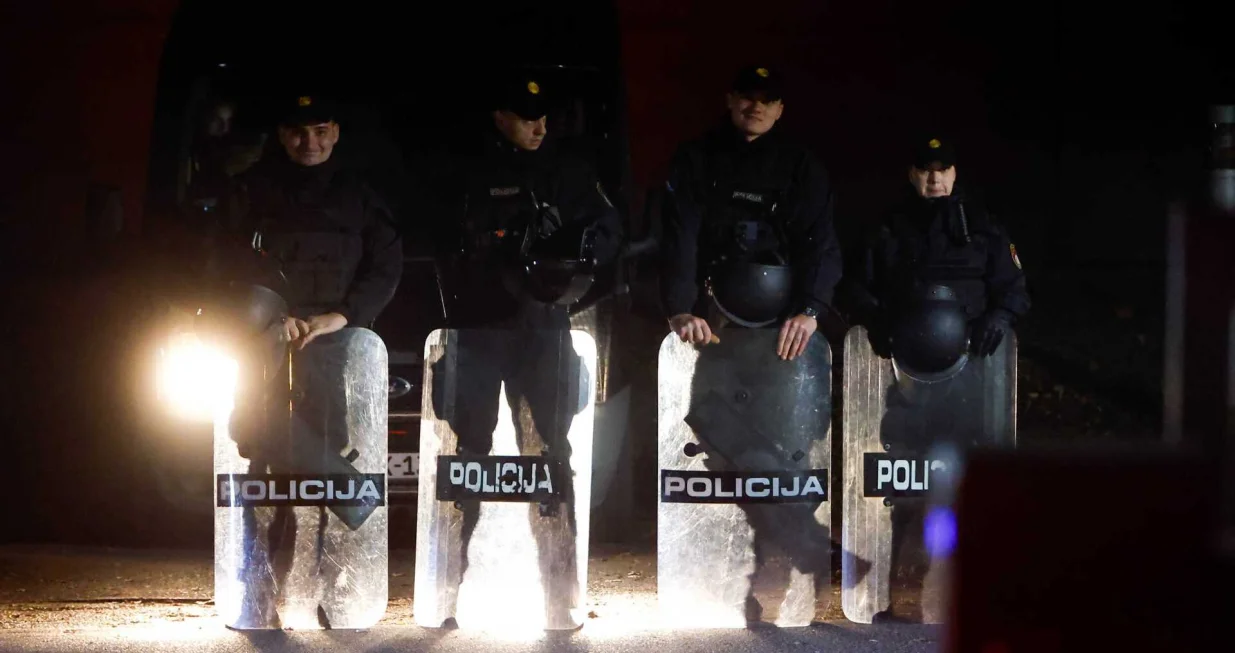 Veliki broj policijskih službenika ispred Zetre/Foto: 