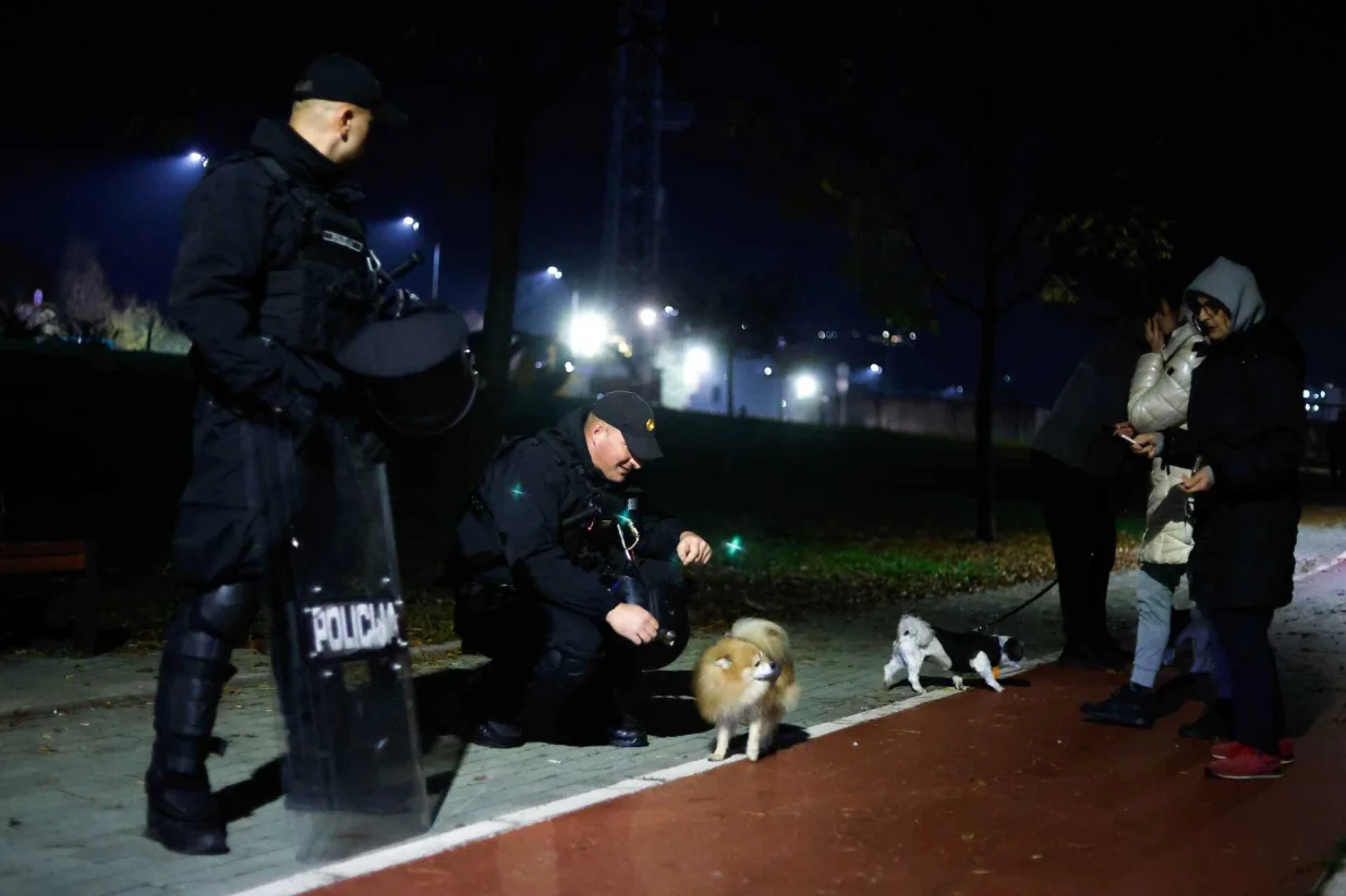 Veliki broj policijskih službenika ispred Zetre/Foto: 