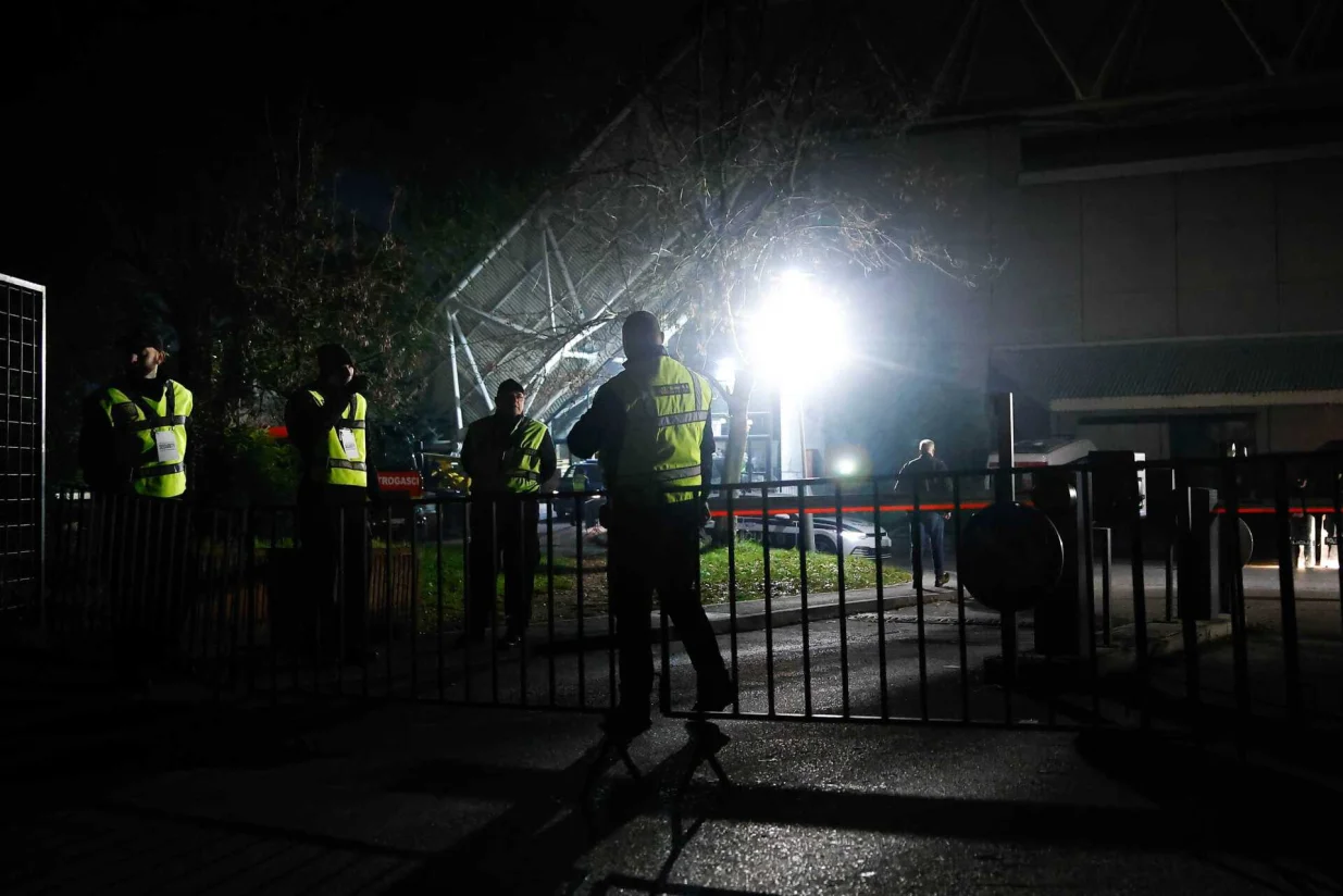 Veliki broj policijskih službenika ispred Zetre/Foto: 