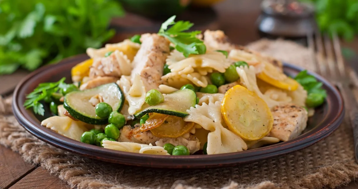 Pileća salata s tjesteninom//