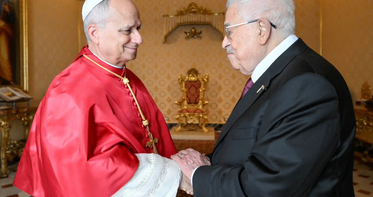 Pope Leo XIV meets Palestinian Authority President Mahmoud Abbas at the Vatican, November 6, 2025. Simone Risoluti/Vatican Media/­Handout via REUTERS ATTENTION EDITORS - THIS IMAGE WAS PROVIDED BY A THIRD PARTY.  TPX IMAGES OF THE DAY/Simone Risoluti