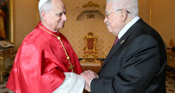 Pope Leo XIV meets Palestinian Authority President Mahmoud Abbas at the Vatican, November 6, 2025. Simone Risoluti/Vatican Media/­Handout via REUTERS ATTENTION EDITORS - THIS IMAGE WAS PROVIDED BY A THIRD PARTY.  TPX IMAGES OF THE DAY/Simone Risoluti