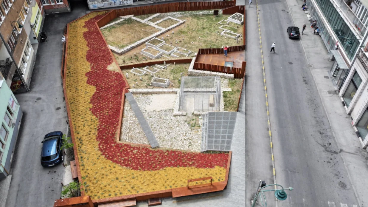 Park kojeg su, početkom decembra pro&scaron;le godine, kao vrijedno arheolo&scaron;ko nalazi&scaron;te svečano otvorili općinski načelnik Srđan Mandić i kantonalni premijer Nihad Uk je zajednički projekat Općine Centar, Vlade Kantona Sarajevo i Vlade Federacije Bosne i Hercegovine, u čije uređenje je uloženo 1.000.000 KM/Foto: Općina Centar