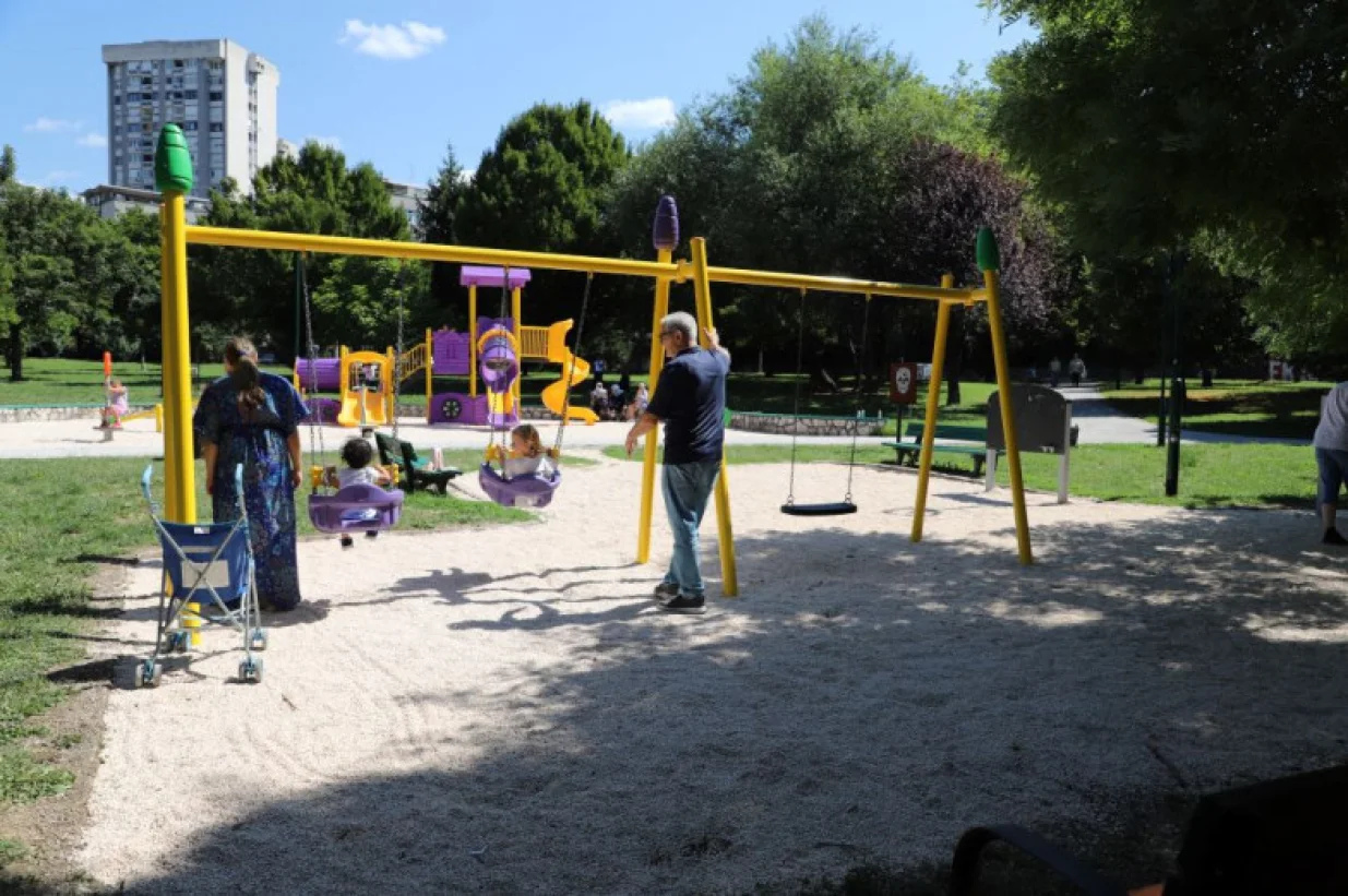 Zavr&scaron;ili radovi na ugradnji novog dječijeg i parkovskog mobilijara u parku Kemal Monteno, ispred Evropske kuće kulture i nacionalnih manjina. Radove je u cijelosti finansirala Općina Centar, a vrijednost radova iznosi 73.136 KM/Foto: Općina Centar