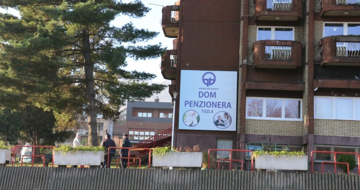 Tuzla, BiH, 5. novembar 2025: Najmanje 11 osoba je poginulo, a viЕЎe od 20 povrijeД'eno u velikom poЕѕaru koji je sinoД‡ oko 20.45 sati izbio na sedmom spratu Doma penzionera u Tuzli (Ahmet Besic - Anadolu Agency)/