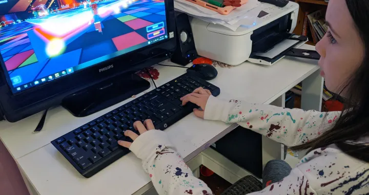 epa08371378 Sophia D'Eramo plays the massively multiplayer online game Roblox, as the game simulcasts the One World: Together At Home event on a screen in the middle of a game area, in Franklin, Massachusetts, USA, 18 April 2020. The eight-hour event run by the Global Citizen movement, in cooperation with US artist Lady Gaga and the World Health Organization (WHO), is being live-streamed and broadcast on TV to support health workers around the world dealing with the coronavirus outbreak. EPA/EMILY FLYNN/Emily Flynn