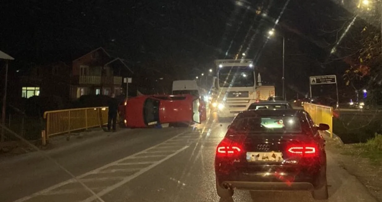 Vozilo završilo na krovu/Društvene mreže/