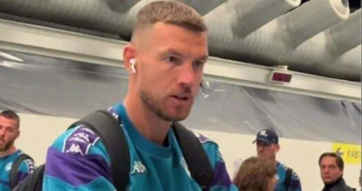 Džeko u razgovoru sa navijačem na aerodromu (FOTO: Screenshot)/Foto: 