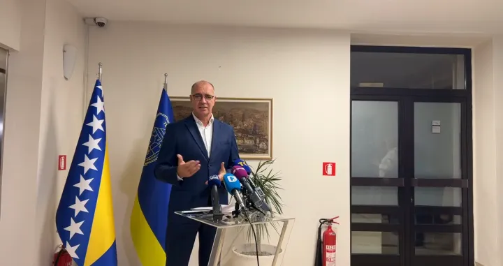 Predsjedavajuća Gradskog vijeća Tuzle Ana Pejić i gradonačelnik Zijad Lugavić održali su konferenciju za novinare nakon zajedničke sjednice kolegija gradonačelnika i kolegija Gradskog vijeća Tuzle, na kojoj su razmatrane odluke i zaključci vezani za situaciju u Domu penzionera Tuzla/Screenshot