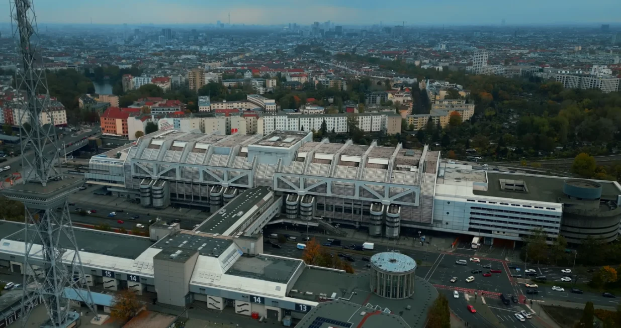 Na zapadnom ulazu u Berlin, u samom srcu Evrope, nalazi se monumentalna zgrada koja je nekada predstavljala simbol napretka, tehnološkog optimizma i urbanog futurizma. Radi se o Internationales Congress Centrumu (ICC Berlin) – objektu koji je decenijama bio ponos Zapadnog Berlina, a danas stoji zaključan, prekriven prašinom i bez jasne budućnosti/Screenshot