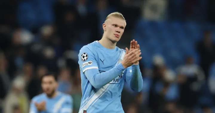 Soccer Football - UEFA Champions League - Manchester City v Borussia Dortmund - Etihad Stadium, Manchester, Britain - November 5, 2025 Manchester City's Erling Haaland applauds fans after the match REUTERS/Phil Noble/Foto: Phil Noble