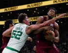Oct 29, 2025; Boston, Massachusetts, USA; Cleveland Cavaliers forward/guard De'Andre Hunter (12) and Boston Celtics center Luka Garza (52) work for the ball in the second quarter at TD Garden. Mandatory Credit: David Butler II-Imagn Images/Foto: David Butler Ii