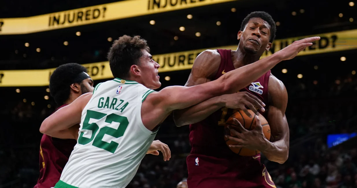 Oct 29, 2025; Boston, Massachusetts, USA; Cleveland Cavaliers forward/guard De'Andre Hunter (12) and Boston Celtics center Luka Garza (52) work for the ball in the second quarter at TD Garden. Mandatory Credit: David Butler II-Imagn Images/Foto: David Butler Ii