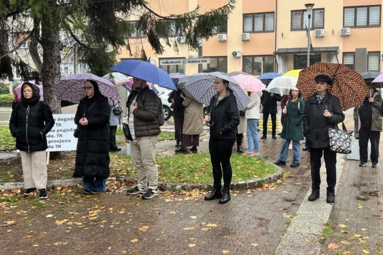 Tuzla, protest građana ispred Uprave policije MUP-a TK, podvođenje maloljetnica i požar u Domu penzionera/Vijesti.ba