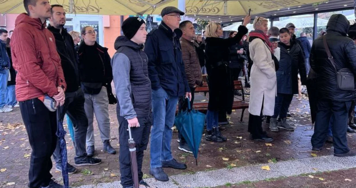Tuzla, protest građana ispred Uprave policije MUP-a TK, podvođenje maloljetnica i požar u Domu penzionera/Vijesti.ba