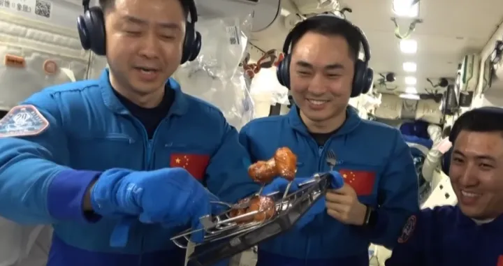 Prva roštilj zabava u svemiru: kineski astronauti ispekli pileća krilca na Tiangong stanici/Screenshot