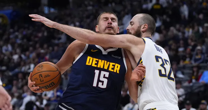 Nov 8, 2025; Denver, Colorado, USA; Indiana Pacers center Jay Huff (32) defends on Denver Nuggets center Nikola Jokic (15) in the second half at Ball Arena. Mandatory Credit: Ron Chenoy-Imagn Images/Foto: Ron Chenoy