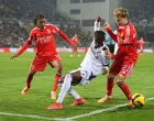 Soccer Football - Primeira Liga - Vitoria Guimaraes v Benfica - Estadio D. Afonso Henriques, Guimaraes, Portugal - November 1, 2025 Benfica's Andreas Schjelderup in action with Vitoria Guimaraes' Vando Felix REUTERS/Rita Franca/Foto: Rita Franca