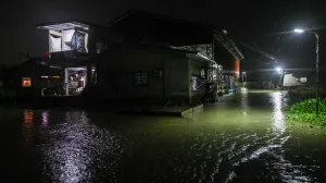 BULACAN, FILIPINI - 9. NOVEMBAR:Putevi i kuće su poplavljeni kada je supertajfun Fung-Wong (Uwan) pogodio zemlju, područje sklono poplavama u Bulacanu, Filipini, 9. novembra 2025. Očekuje se da će tajfun Fung Wong, poznat na Filipinima kao Uwan, donijeti katastrofalne vjetrove i prolomne kiše u zemlju, a vlasti su evakuirale preko 900.000 ljudi iz područja visokog rizika na sigurno. Vremenska prognoza kaže da će tajfun vjerovatno pogoditi ostrvo Tajvan. Ovo se dešava nekoliko dana nakon što je tajfun Kalmaegi izazvao velika razaranja i ostavio skoro 200 mrtvih širom Filipina (Daniel Ceng - Anadolu Agency)/