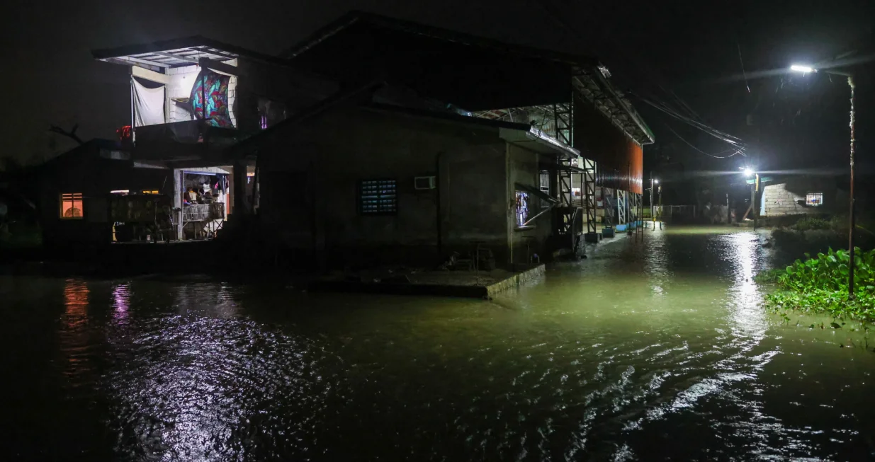 BULACAN, FILIPINI - 9. NOVEMBAR:Putevi i kuće su poplavljeni kada je supertajfun Fung-Wong (Uwan) pogodio zemlju, područje sklono poplavama u Bulacanu, Filipini, 9. novembra 2025. Očekuje se da će tajfun Fung Wong, poznat na Filipinima kao Uwan, donijeti katastrofalne vjetrove i prolomne kiše u zemlju, a vlasti su evakuirale preko 900.000 ljudi iz područja visokog rizika na sigurno. Vremenska prognoza kaže da će tajfun vjerovatno pogoditi ostrvo Tajvan. Ovo se dešava nekoliko dana nakon što je tajfun Kalmaegi izazvao velika razaranja i ostavio skoro 200 mrtvih širom Filipina (Daniel Ceng - Anadolu Agency)/