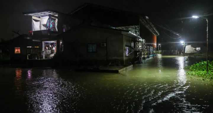 BULACAN, FILIPINI - 9. NOVEMBAR:Putevi i kuće su poplavljeni kada je supertajfun Fung-Wong (Uwan) pogodio zemlju, područje sklono poplavama u Bulacanu, Filipini, 9. novembra 2025. Očekuje se da će tajfun Fung Wong, poznat na Filipinima kao Uwan, donijeti katastrofalne vjetrove i prolomne kiše u zemlju, a vlasti su evakuirale preko 900.000 ljudi iz područja visokog rizika na sigurno. Vremenska prognoza kaže da će tajfun vjerovatno pogoditi ostrvo Tajvan. Ovo se dešava nekoliko dana nakon što je tajfun Kalmaegi izazvao velika razaranja i ostavio skoro 200 mrtvih širom Filipina (Daniel Ceng - Anadolu Agency)/