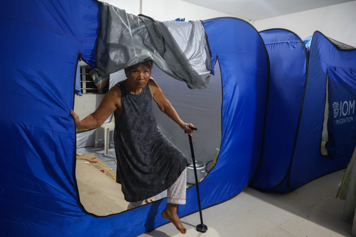 BULACAN, FILIPINI - 9. NOVEMBAR:Putevi i kuće su poplavljeni kada je supertajfun Fung-Wong (Uwan) pogodio zemlju, područje sklono poplavama u Bulacanu, Filipini, 9. novembra 2025. Očekuje se da će tajfun Fung Wong, poznat na Filipinima kao Uwan, donijeti katastrofalne vjetrove i prolomne kiše u zemlju, a vlasti su evakuirale preko 900.000 ljudi iz područja visokog rizika na sigurno. Vremenska prognoza kaže da će tajfun vjerovatno pogoditi ostrvo Tajvan. Ovo se dešava nekoliko dana nakon što je tajfun Kalmaegi izazvao velika razaranja i ostavio skoro 200 mrtvih širom Filipina (Daniel Ceng - Anadolu Agency)/