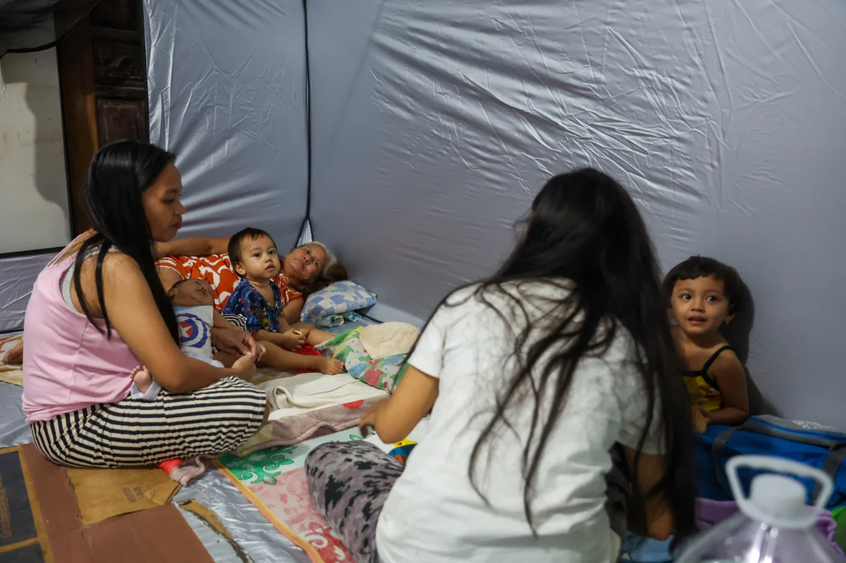 BULACAN, FILIPINI - 9. NOVEMBAR:Putevi i kuće su poplavljeni kada je supertajfun Fung-Wong (Uwan) pogodio zemlju, područje sklono poplavama u Bulacanu, Filipini, 9. novembra 2025. Očekuje se da će tajfun Fung Wong, poznat na Filipinima kao Uwan, donijeti katastrofalne vjetrove i prolomne kiše u zemlju, a vlasti su evakuirale preko 900.000 ljudi iz područja visokog rizika na sigurno. Vremenska prognoza kaže da će tajfun vjerovatno pogoditi ostrvo Tajvan. Ovo se dešava nekoliko dana nakon što je tajfun Kalmaegi izazvao velika razaranja i ostavio skoro 200 mrtvih širom Filipina (Daniel Ceng - Anadolu Agency)/