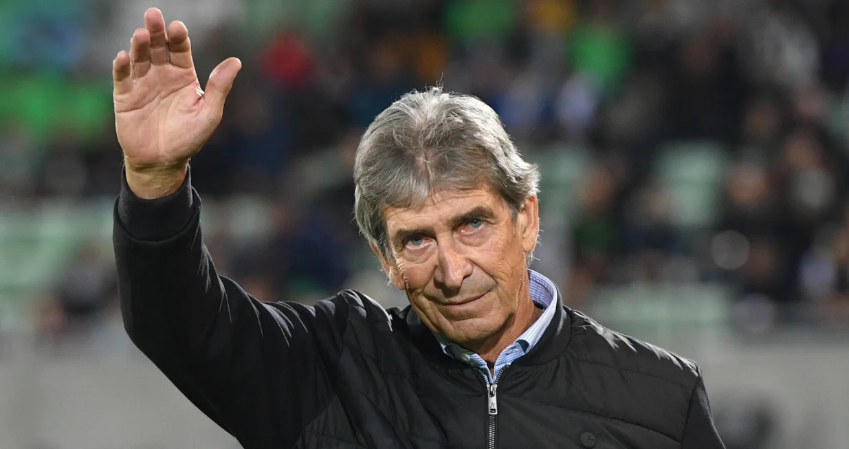 epa10269361 Betis head coach Manuel Pellegrini waves to supporters before the UEFA Europa League group C soccer match between Ludogorets Razgrad and Real Betis in Razgrad, Bulgaria, 27 October 2022. EPA/VASSIL DONEV/Foto: Vassil Donev