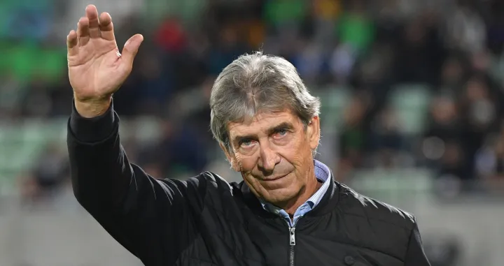 epa10269361 Betis head coach Manuel Pellegrini waves to supporters before the UEFA Europa League group C soccer match between Ludogorets Razgrad and Real Betis in Razgrad, Bulgaria, 27 October 2022. EPA/VASSIL DONEV/Foto: Vassil Donev