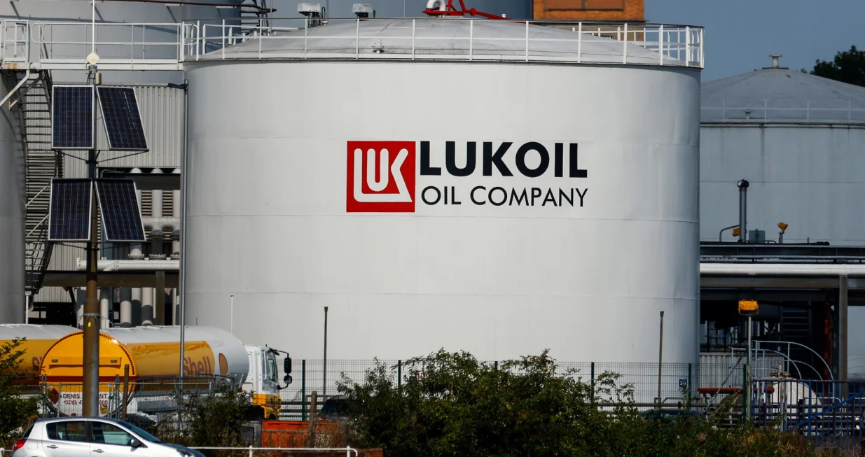 epa10154832 A view of fuel tanks of Russian multinational energy corporation Lukoil at its headquarters in Brussels, Belgium, 02 September 2022. Chairman of the Lukoil company, Ravil Maganov, reportedly died on 01 September after falling from the window of a Moscow hospital. EPA/STEPHANIE LECOCQ/Stephanie Lecocq