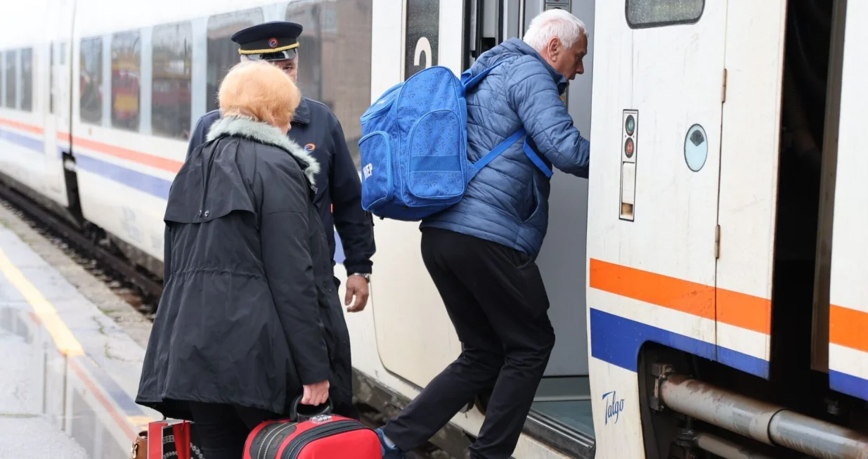 PLOДЊE, 9. studenoga (FENA) - Prvi meД'unarodni vlak na novoj ЕѕeljezniДЌkoj liniji Sarajevo-PloДЌe-Sarajevo krenuo je u nedjelju iz stanice PloДЌe u 15.40 sati, ДЌime je i sluЕѕbeno uspostavljena nova linija koju su zajedniДЌki pokrenule ЕЅeljeznice Federacije BiH (ЕЅFBiH) i Hrvatske Еѕeljeznice PutniДЌki prijevoz (HЕЅPP). (Foto FENA/ Mateo MarinoviД‡)/Mateo Marinović