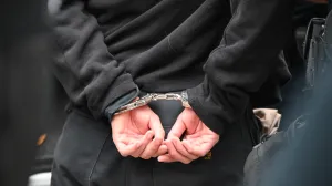 Lisice na rukama/Kyle Mazza