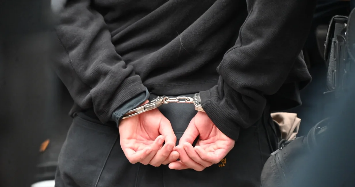 Lisice na rukama/Kyle Mazza