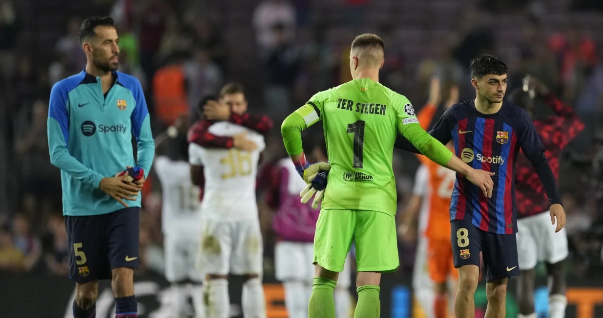 epa10268023 FC Barcelona's (L-R) Sergio Busquets, Ter Stegen and Pedri at the end of the UEFA Champions League group C soccer match between FC Barcelona and FC Bayern Munich at Camp Nou stadium in Barcelona, Spain, 26 October 2022. EPA/Alejandro Garcia/Foto: Alejandro Garcia