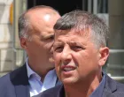 Lider Liste za pravdu i red Nebojša Vukanović pres ispred zgrade Delegacije Evropske unije u Bosni i Hercegovini/Senad Gubelić